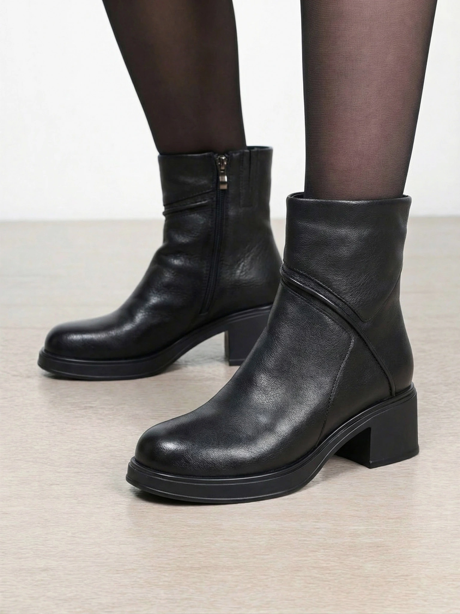 Ботинки черного цвета на высоком широком каблуке